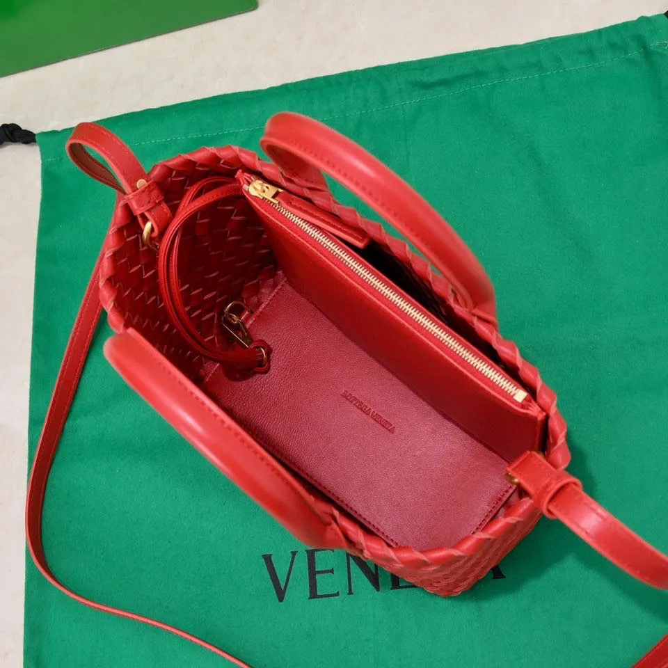 Batch 1560 Hello everyone, I have a new name, it’s called the Cabat woven Mini vegetable basket model ~ it can finally be carried on the shoulder. It is based on the original bag type and adds a shoulder strap and it is detachable! It's equivalent to spending one dollar to buy two bags. As the ace cutie of BV family, I really have no choice but to buy one! This bag of ours is really exactly the same as ZP. You can look big with a small amount of money~ Original sheepskin: size: 20*16*13cm, model: 5211#